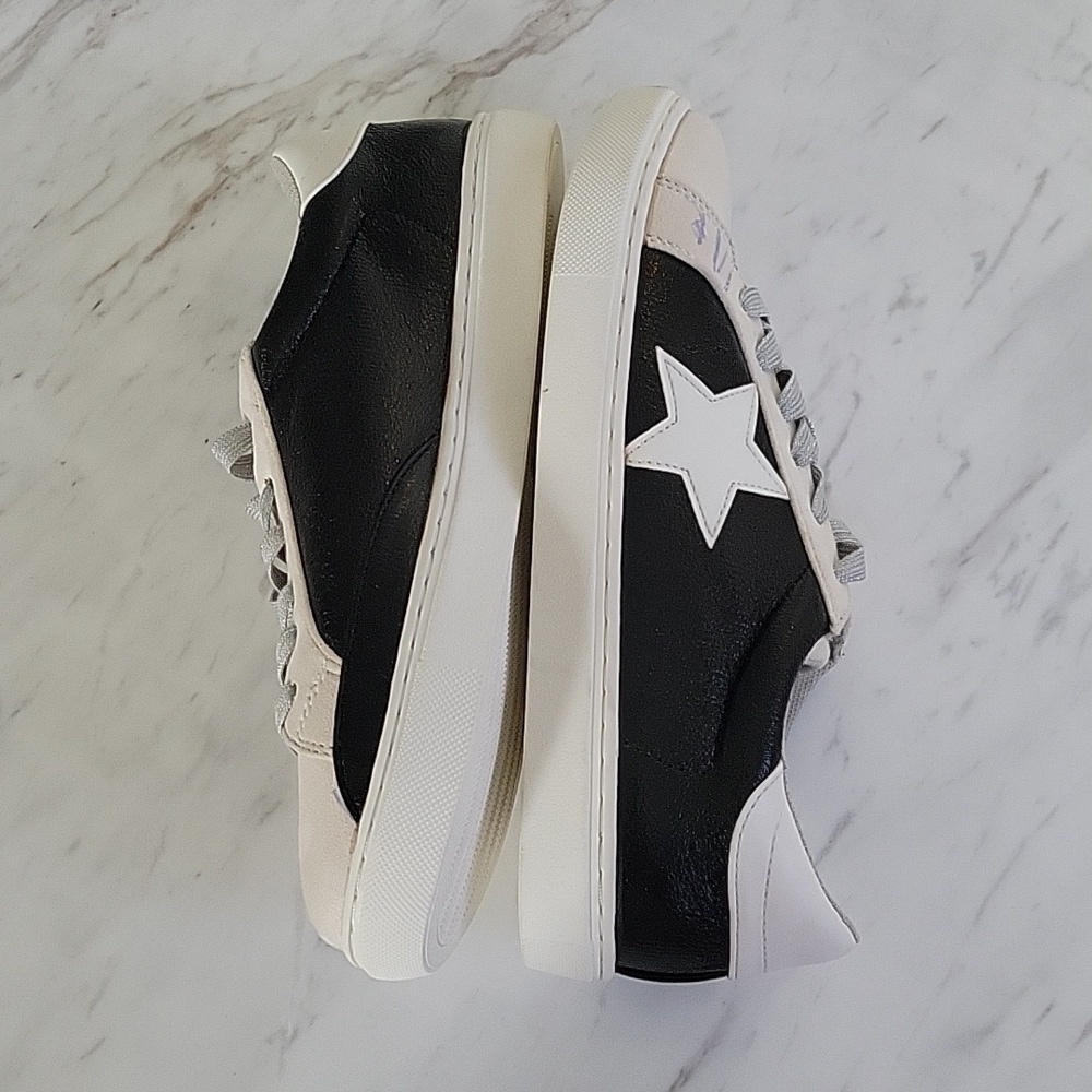 Star Low Top Black Sneakers White Sole Women's Size 8 - Picture 12 of 16